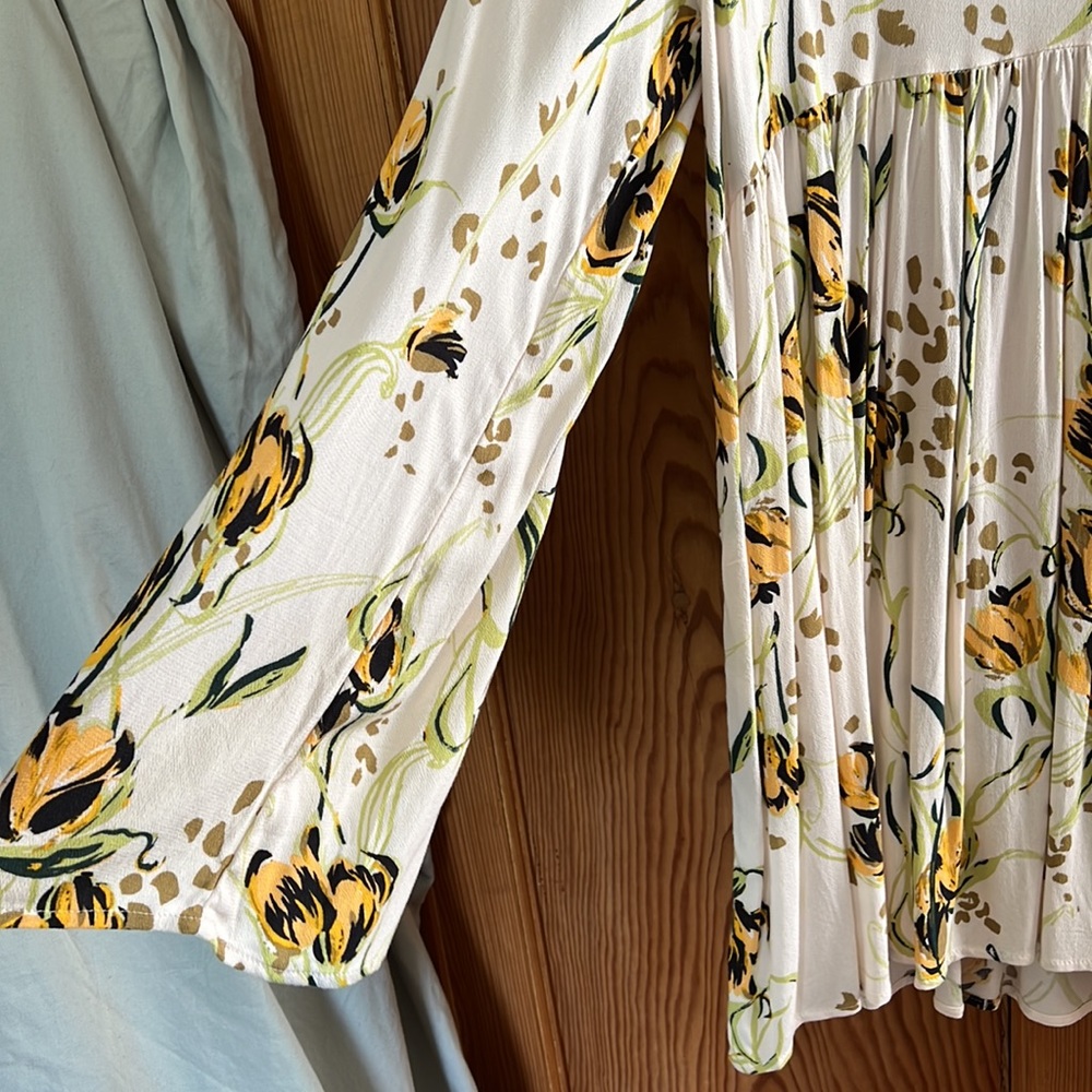 SZ M - Free People top - loose and flowy - long bell sleeves - Picture 4 of 5